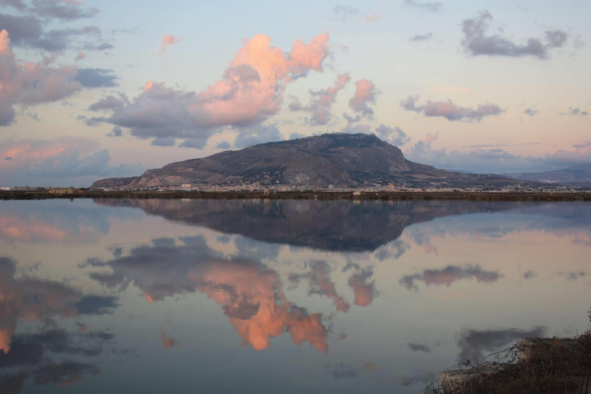 Casolare Nelle Saline Panzió Torre Nubia Kültér fotó